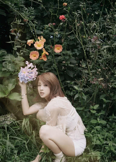 她签约韩国后遭解约，只因公司要求她进行整容，回国的她愈来愈美