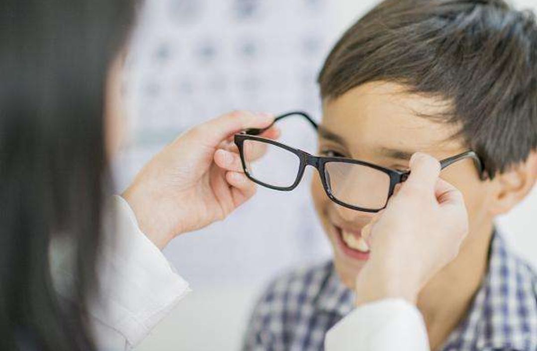 8岁孩子近视250度最佳治疗方案,4岁小朋友先天近视1000度怎么办