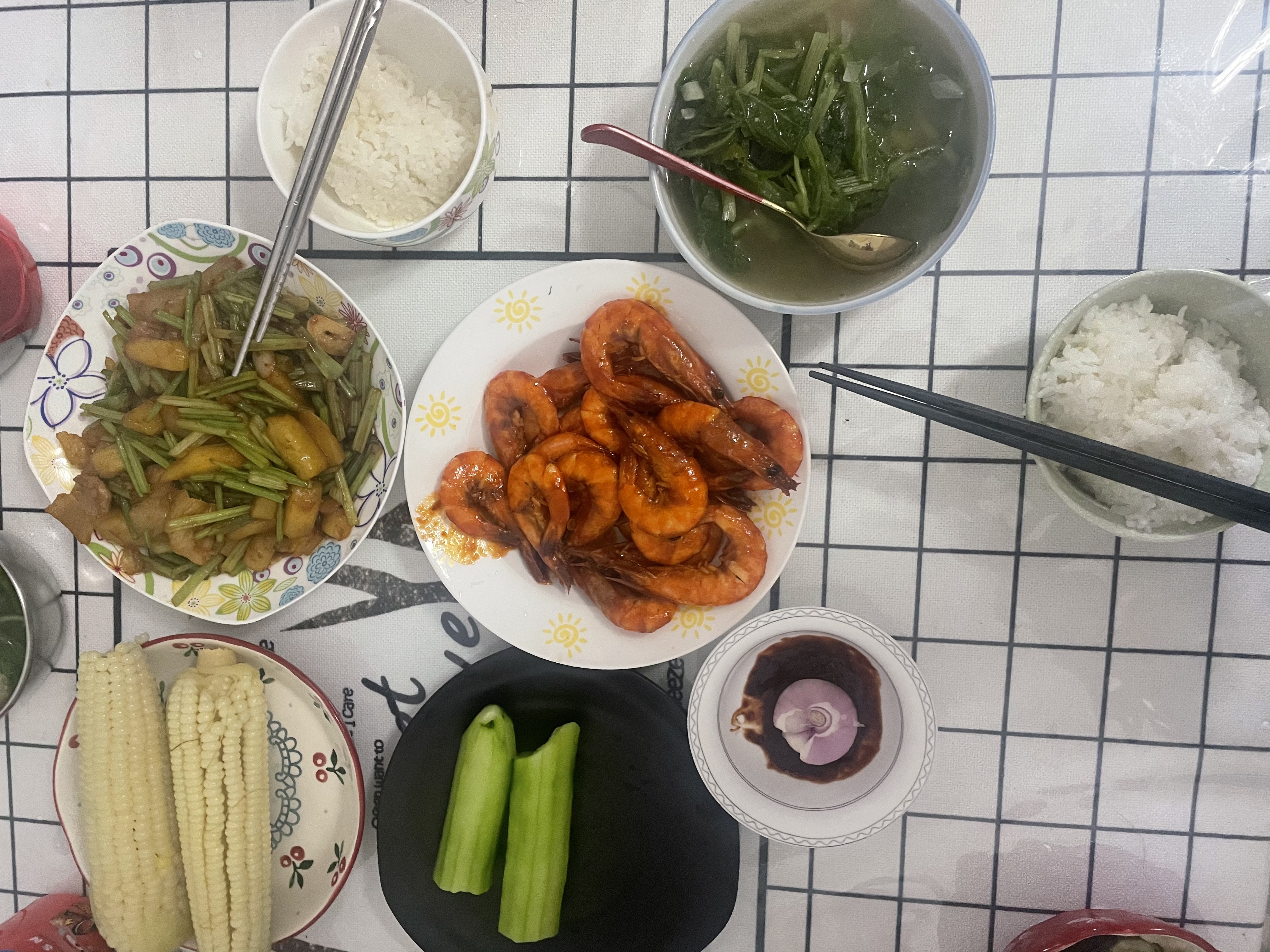 打工者平常的一天。晚餐番茄大虾，芹菜土豆条，小白菜汆丸子