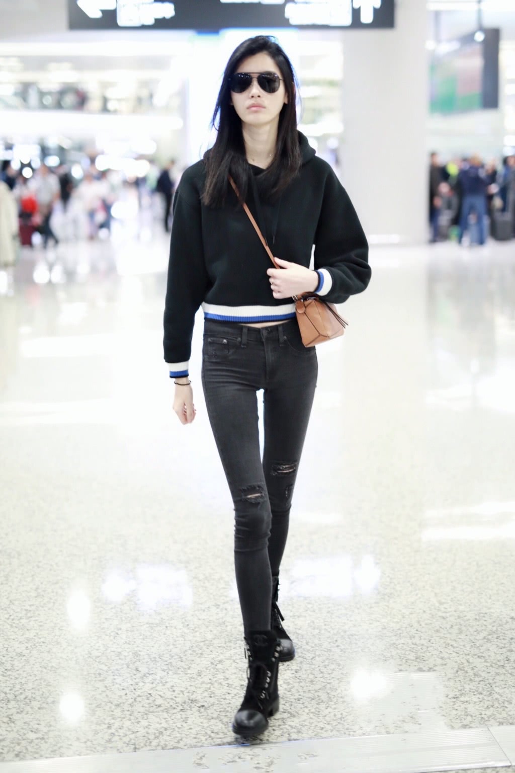 奚梦瑶短裤真短，勒裤裆了还露口袋，这双腿真令人羡慕！