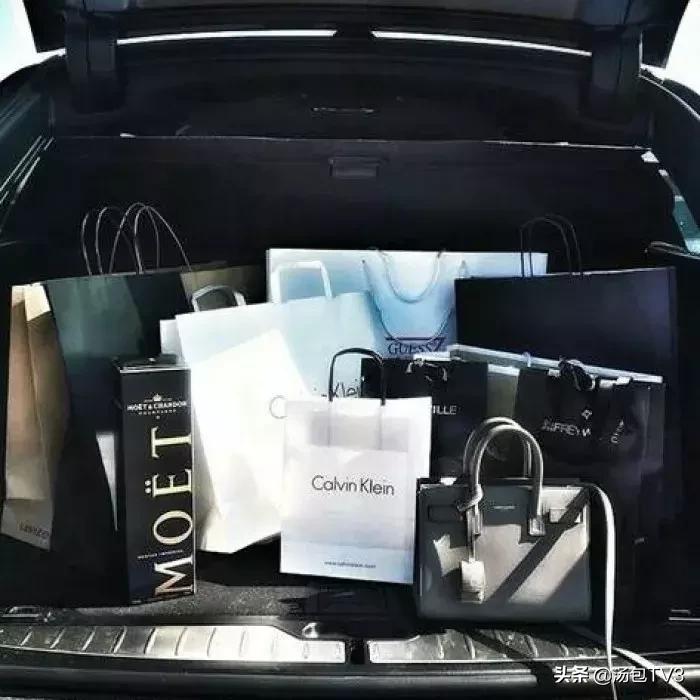 美女卖假名牌包包三年千万,网红售假包