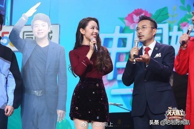 吉娜穿宽松服装,吉娜穿德国传统服装