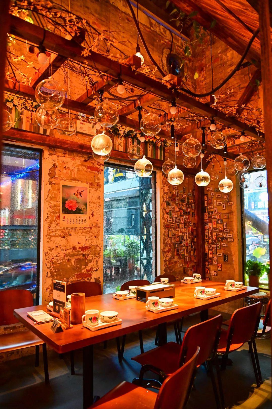 人气爆红的烧烤场，藏在了650㎡的校园课室里