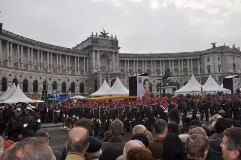 不要去羡慕那些靠体力去赚钱的人,不要躺在床上羡慕别人的工资
