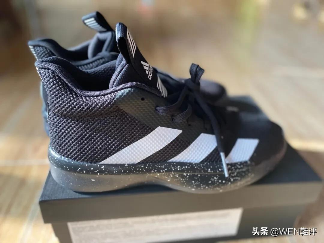 阿迪四百左右慢跑鞋,四百元后卫实战鞋阿迪达斯