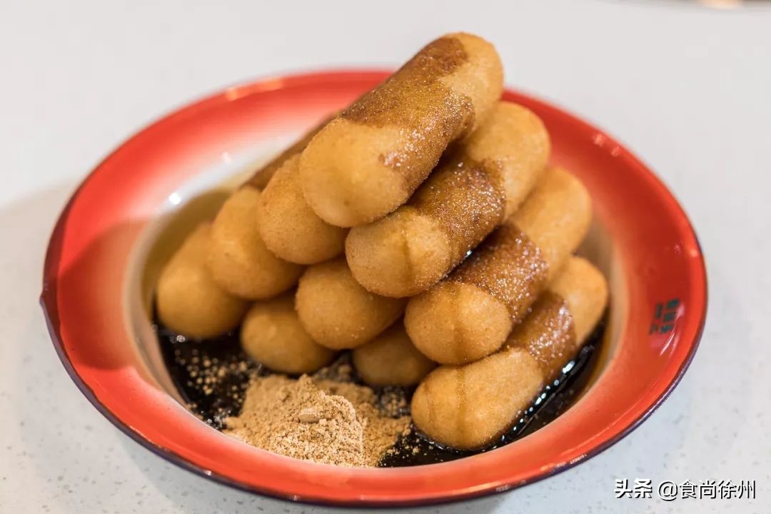 徐州闹市一角，还原了80年代的市井范儿！笸箩上菜，98元吃17样！