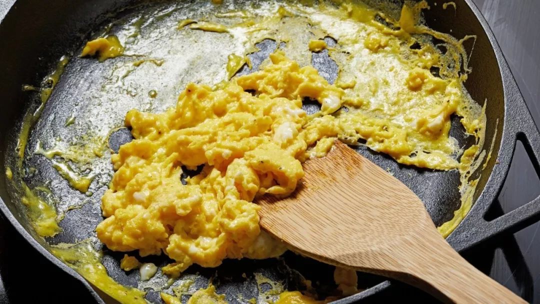 谁的锅?厂家甩锅惨遭打脸:李佳琦直播翻车,不粘锅当场大粘锅