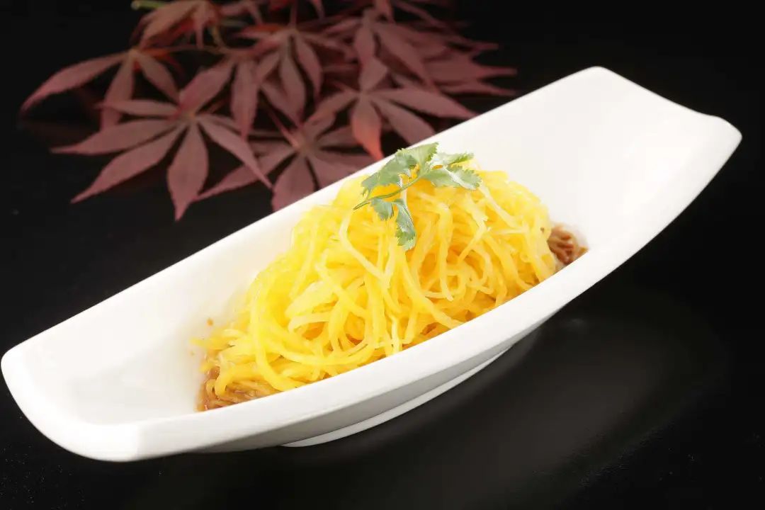 这食材第一次见，误以为是南瓜，切开后一圈圈拉丝，拌完像鱼翅