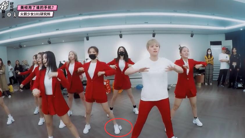 火箭少女舞蹈室跳舞,火箭少女舞蹈练习室眉飞色舞