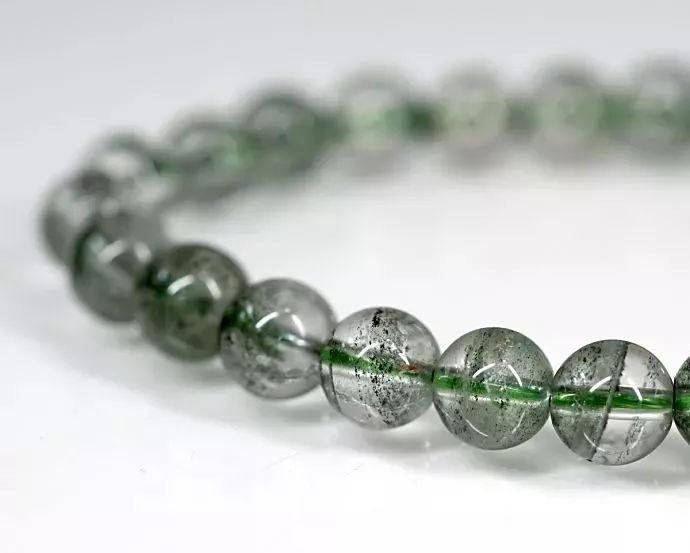 命里金字多的人本命年戴什么护身,右手带银有什么讲究