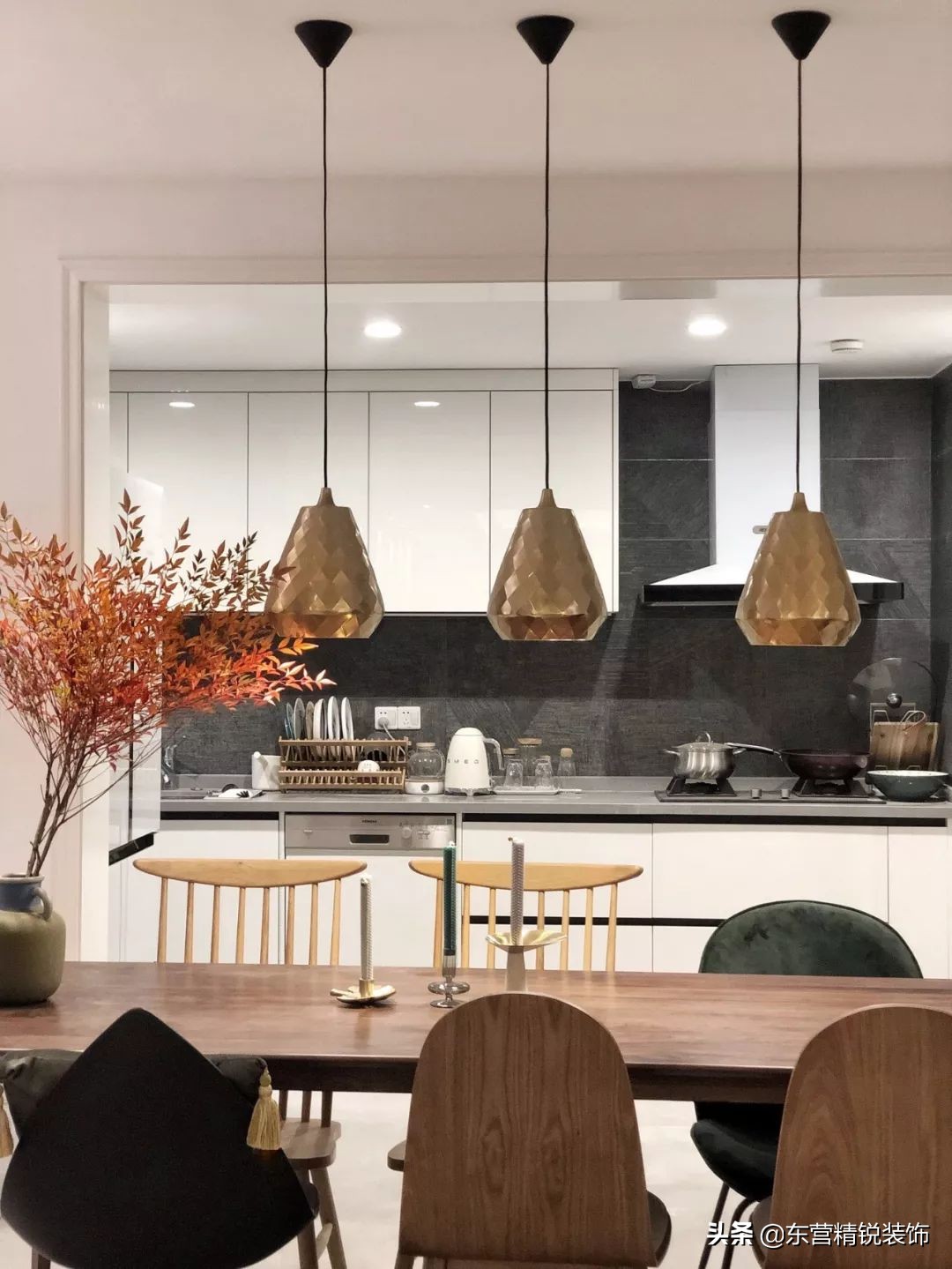 餐厨一体设计让空间显得很宽敞,餐厨客厅一体设计效果图