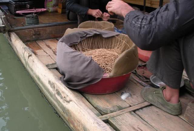 钓鱼大铁钩捕鱼技巧,捕鱼古老方法钓鱼