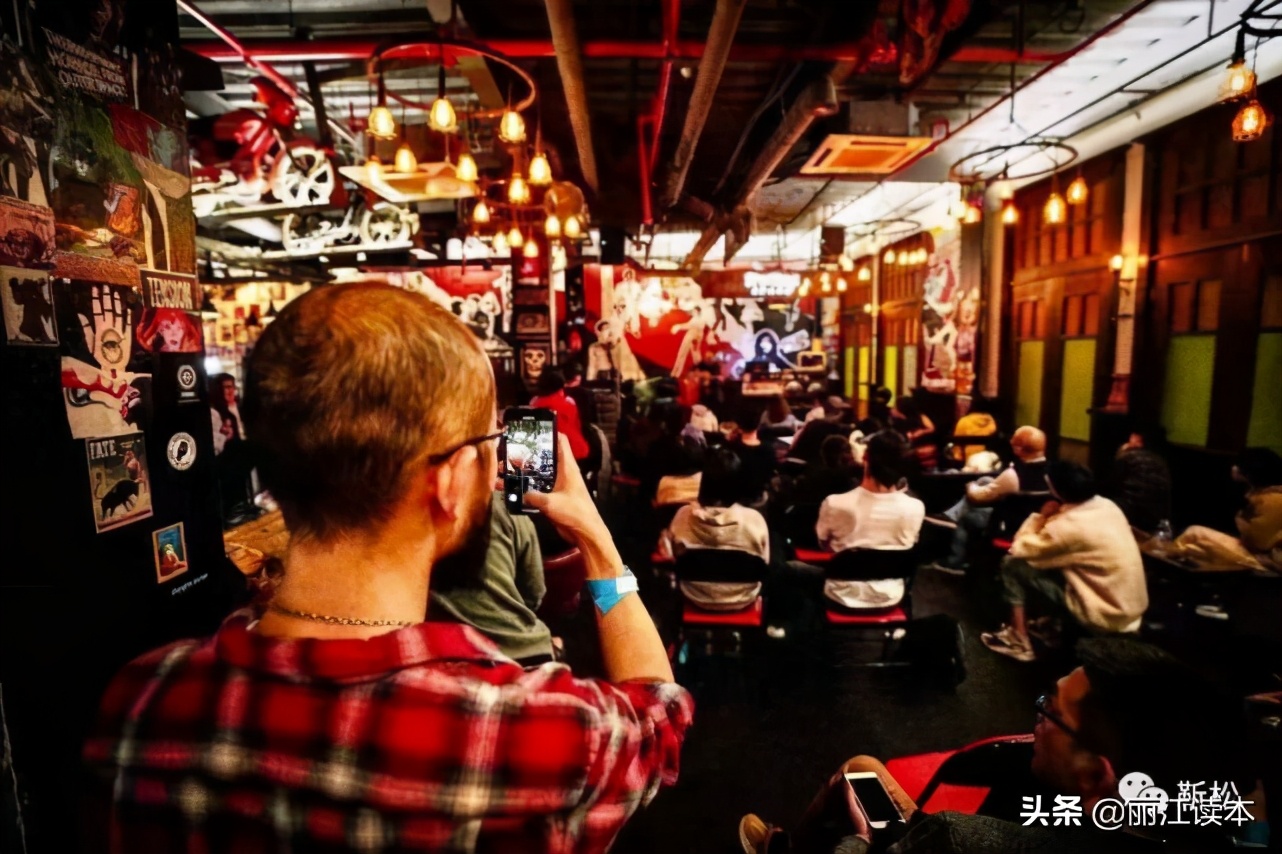 他被称为民谣诗人，连续七年在全国巡演，却少有人知道他来自丽江