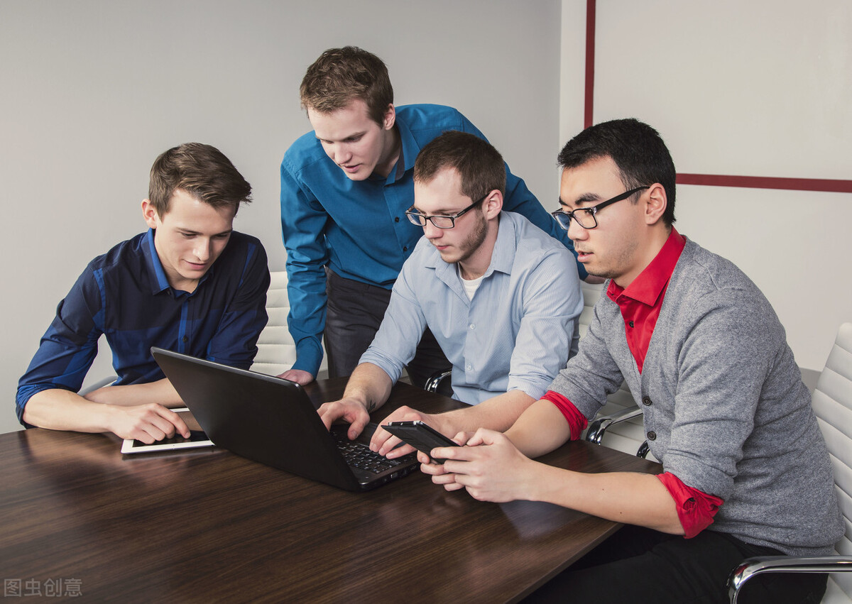 在悬崖上踢足球,在泥坑里踢足球