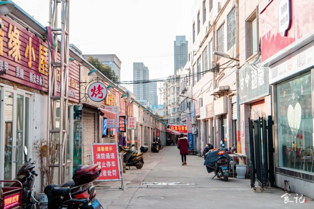 真的假的？万达清冷的夜市中，竟藏着踩点也要去吃的砂锅麻辣烫…