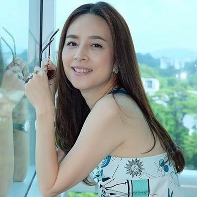 泰国女首富伍伦盼足球,泰国女足总经理伍伦盼写真