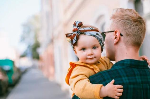 如何教育孩子不要随便亲我,亲子教育如何批评孩子