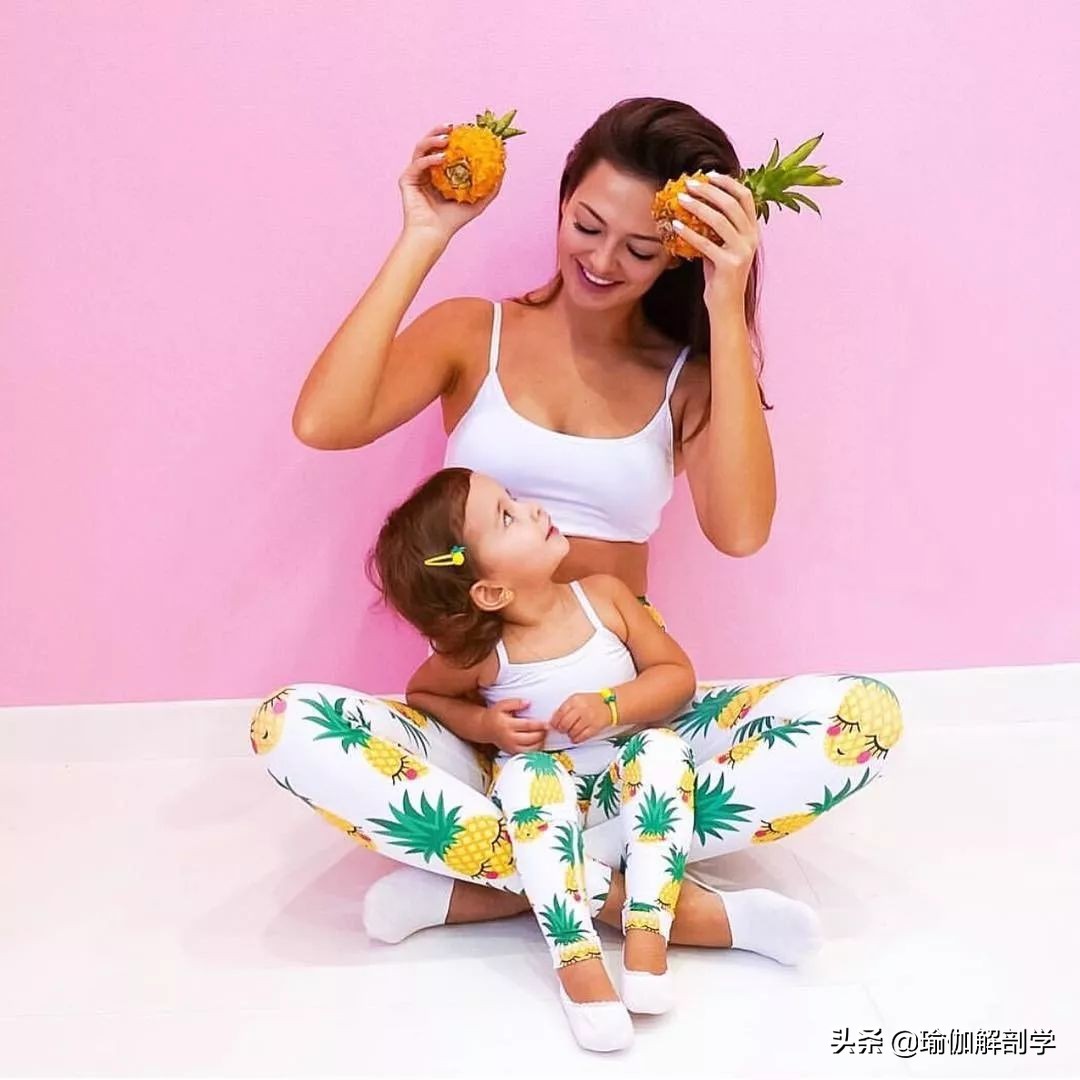 跟妈妈一起练瑜伽的女孩长大了,妈妈教女儿一起练瑜伽