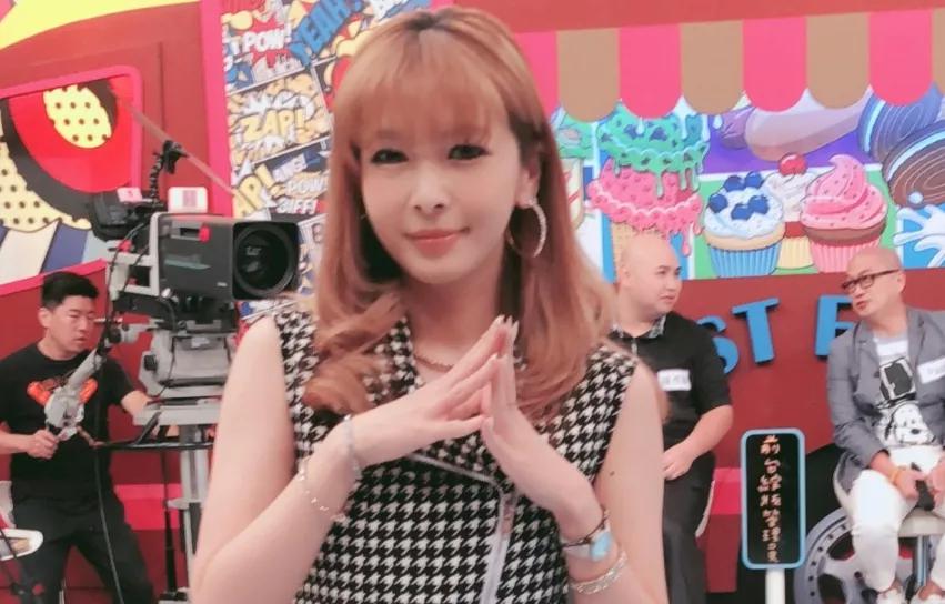 卖假包骗闺蜜！被虚荣心毁掉的女星丁小芹，从康熙女神沦为罪犯