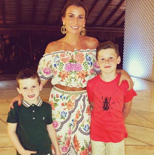 足球星鲁尼妻子生四胎身材不变，衣品智商一样高，用计抓心机闺蜜