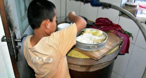 父母寒假赖床玩手机，7岁儿子做早饭，网友：这届父母真难带