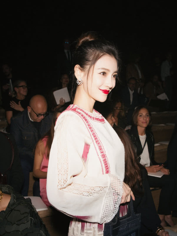 48岁袁咏仪真大胆，穿摩洛哥长裙显气质，意外撞衫baby竟不输？