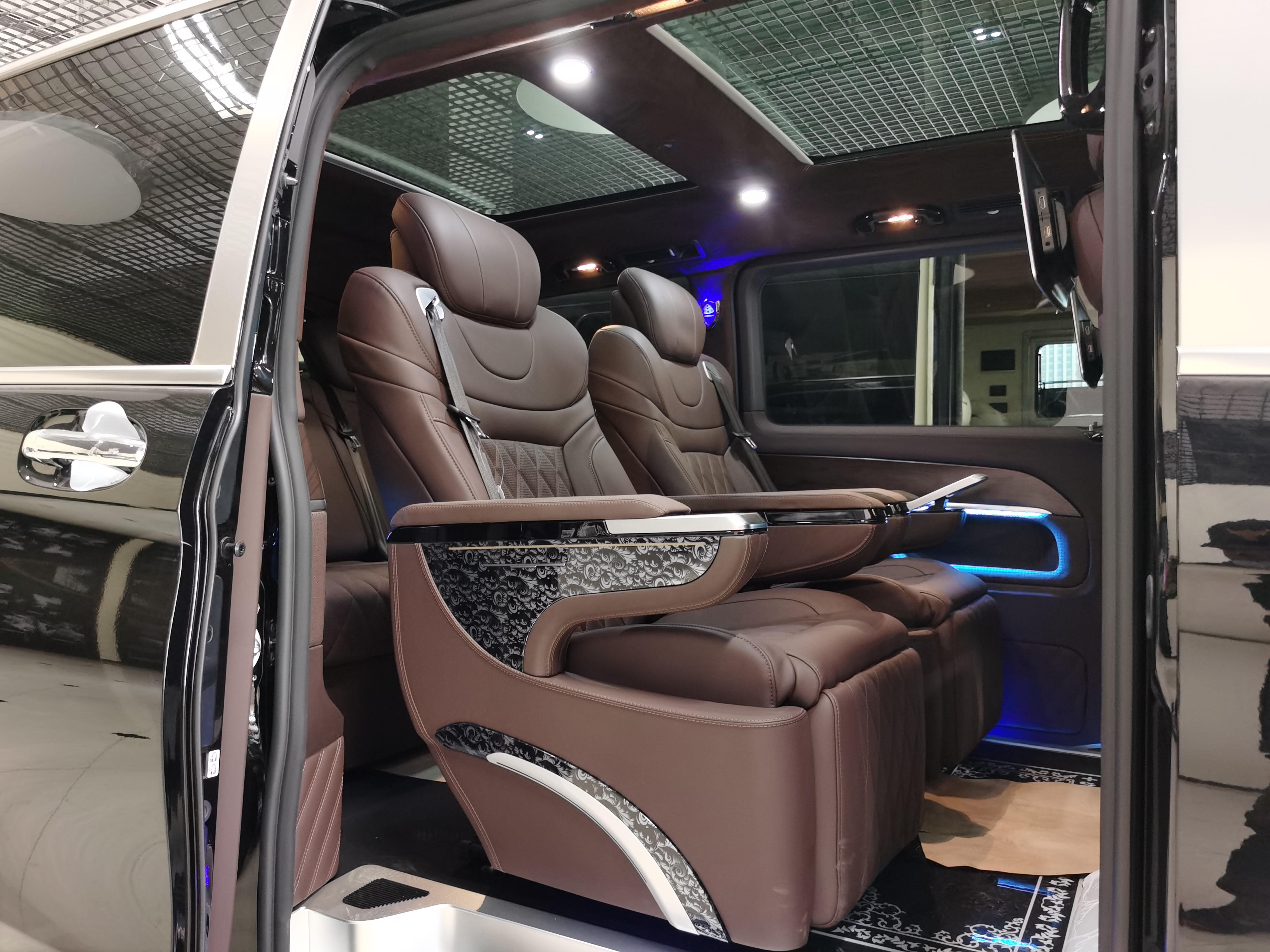 从简约到惊艳，奔驰V级商务车巅峰对决，同样的价格你会选谁？