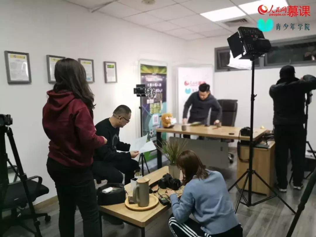 新闻通讯｜人民慕课青少年学院《青松一刻》访谈栏目正式开拍