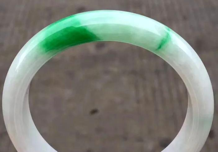 翡翠宝石怎样来鉴定,鉴定翡翠真假的方法