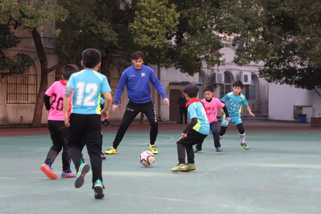 鄂老甲A走进傅家坡小学足球少年与前亚洲第一高中锋切磋球技