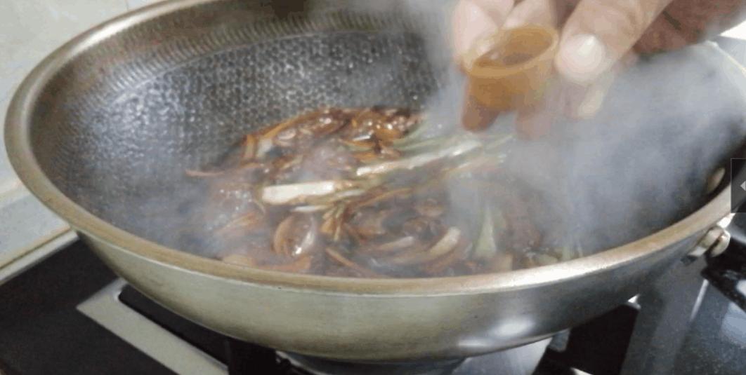 酱油炒面粘锅,炒粉炒面一放酱油就粘锅