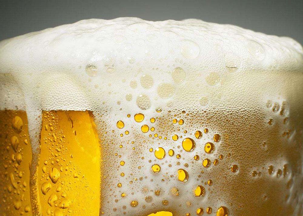 如何巧妙喝啤酒,喝啤酒技巧和手法