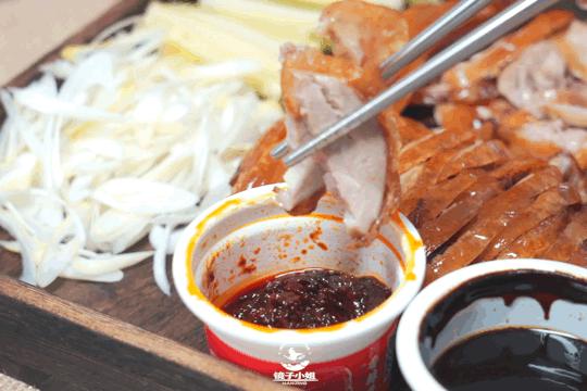 烤鸭最酥的一块鸭皮酥到了极点,味道纯正的烤鸭肉质鲜嫩