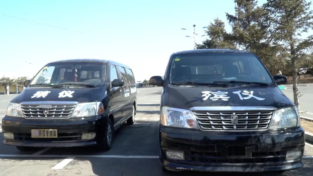 我跟网红灵车司机一起接了几次乘客