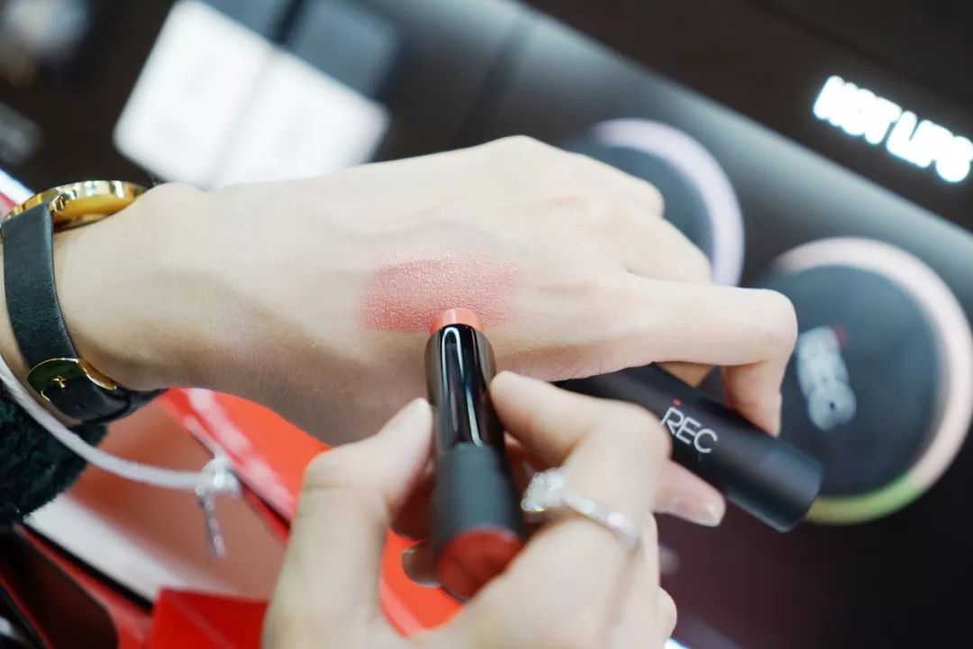 圣诞节可以化什么妆容,圣诞节该化什么妆才好看