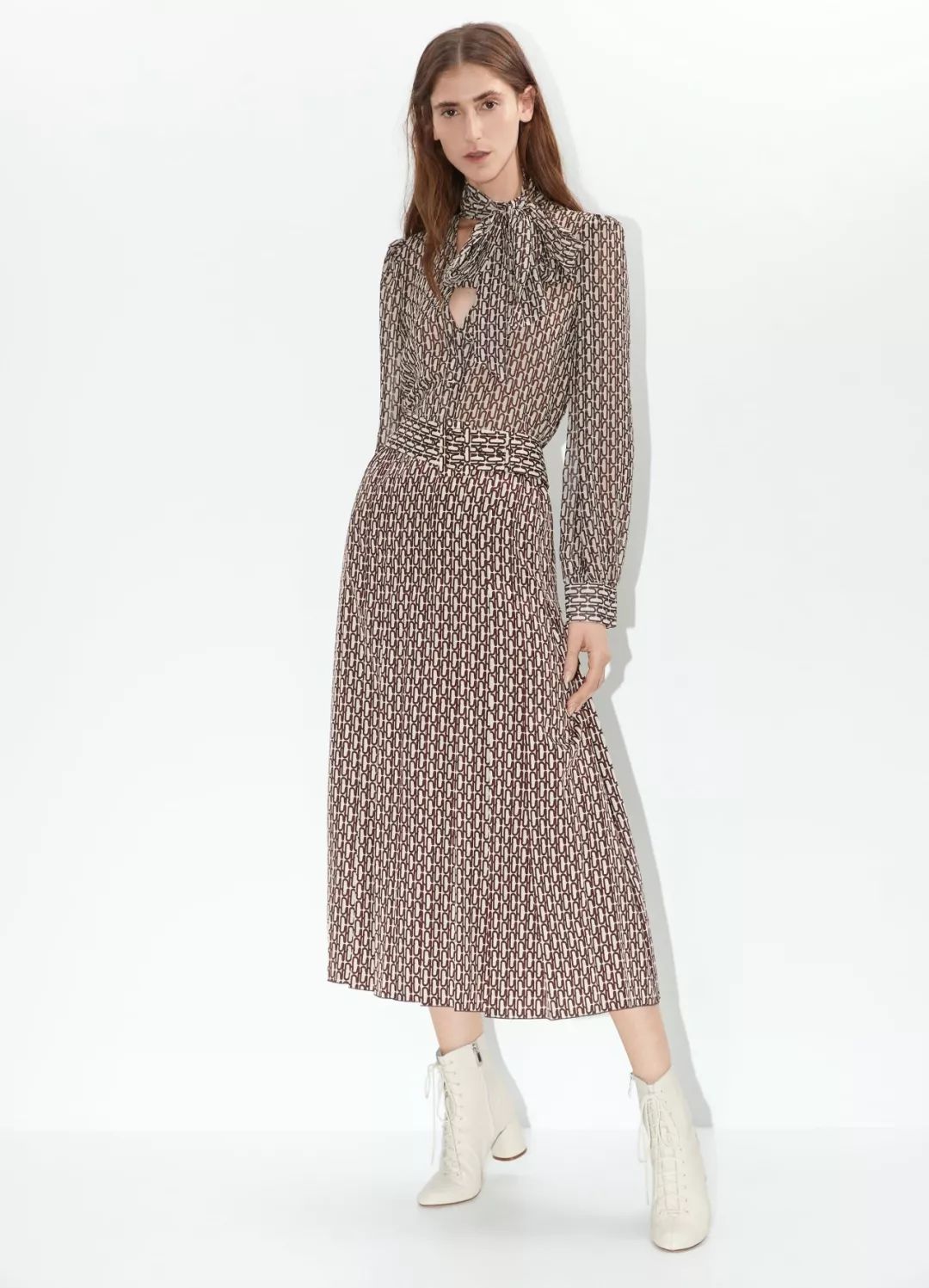 去年特别火的鞋,绑带鞋搭配图片选择这样穿更潮流