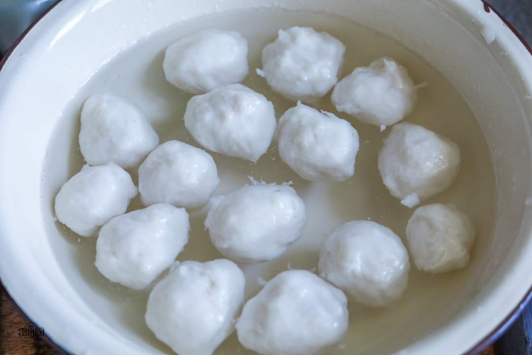 自己做鱼丸子的做法,自己做鱼丸的方法视频