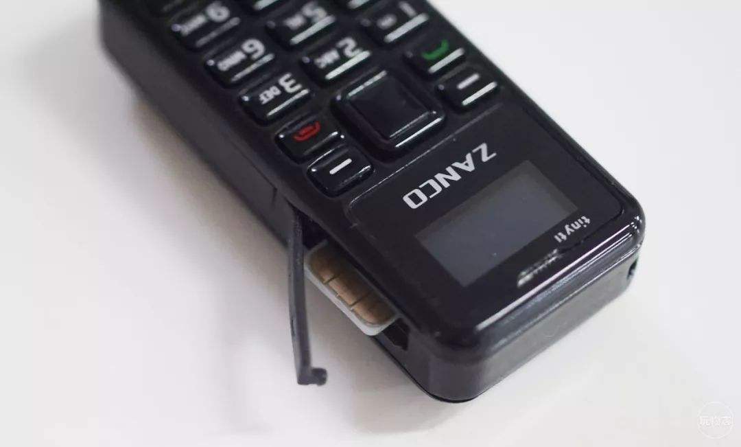 情怀大于天?号称全球最小的手机出现,网友:这样怎么可能好用!