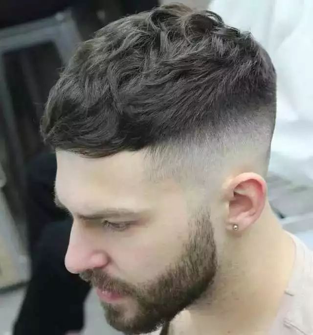 头发很硬两侧总是翘起怎么剪,头发很硬两侧总是翘起