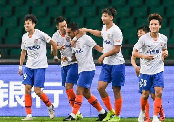 职业足球防守和业余球员差距,最差职业球员对比顶尖业余球员