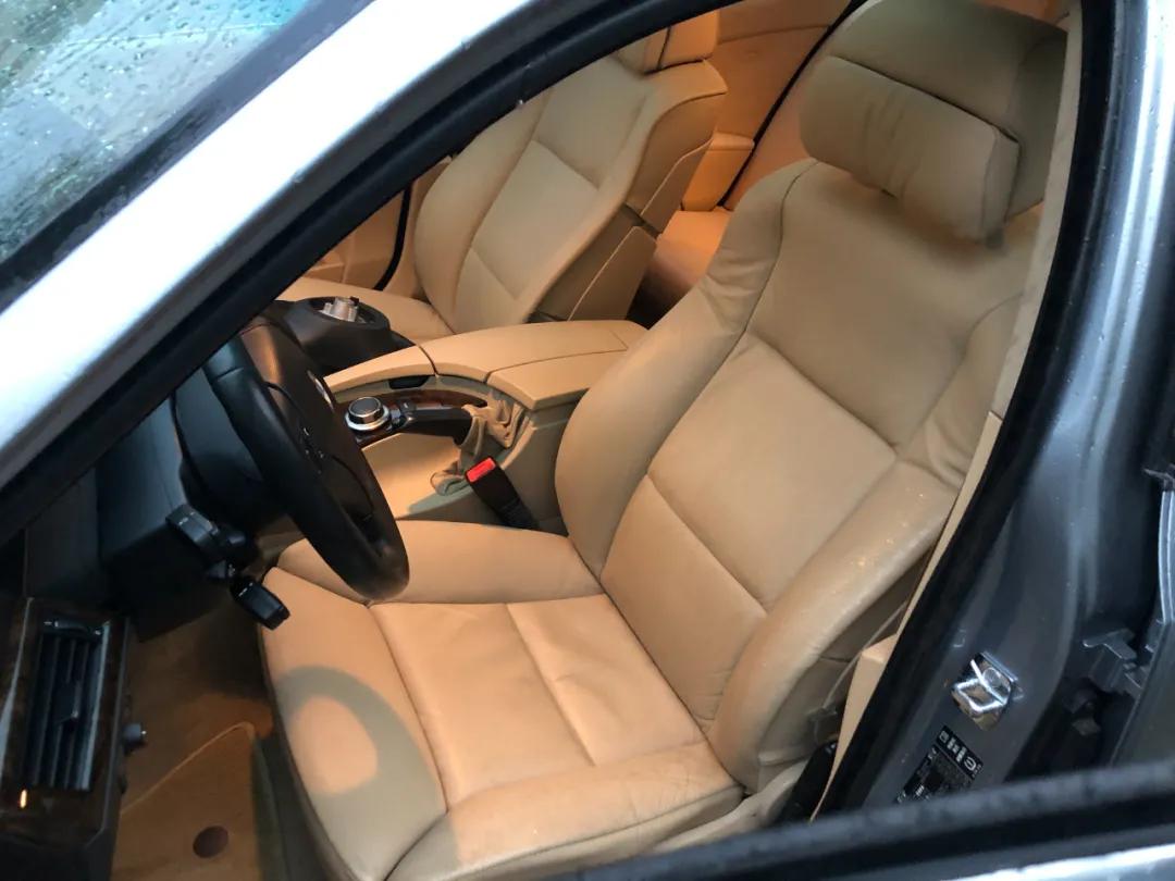 我，月薪2300，买了一辆巴伐利亚味的行政级轿车