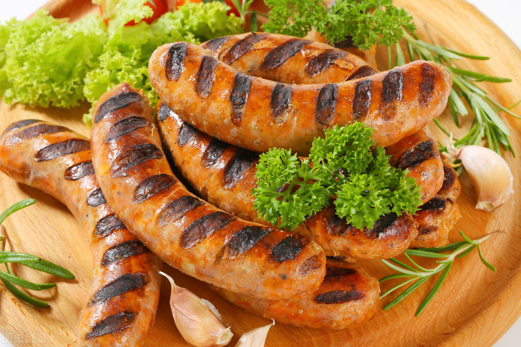 腊肠有一点发霉太阳暴晒会好吗,腊肠刚晒两天直接放冰箱会怎么样