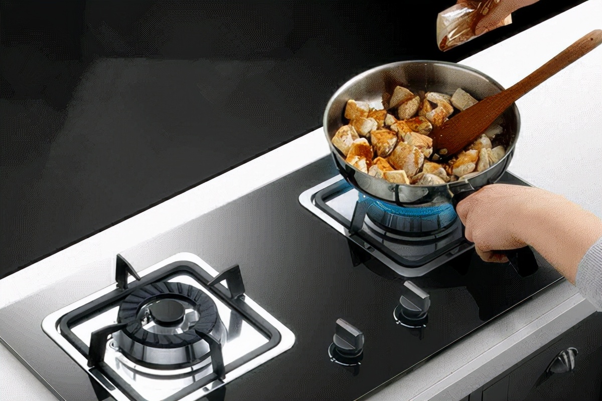 为什么燃气灶的左边不能打开炒菜,为什么说燃气灶左边不能炒菜