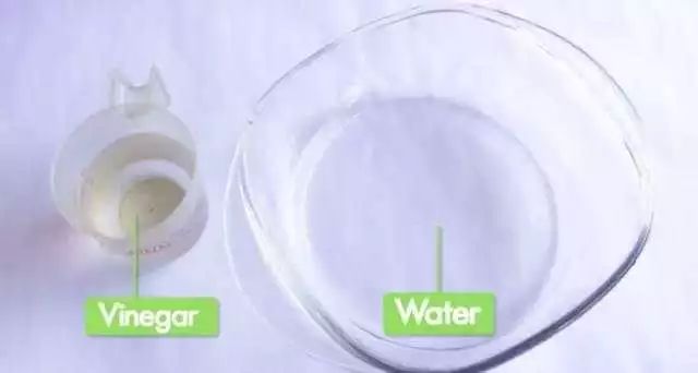 教你个生活小妙招，这样洗出来的白袜子跟新的一样