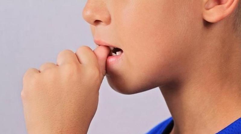 10岁怎么改掉孩子咬指甲的毛病,孩子老是咬指甲是心理问题吗