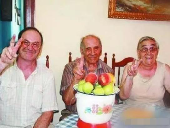 中国尿盆在美国高价热卖！放红酒当果盘，外国人这么好骗吗哈哈哈