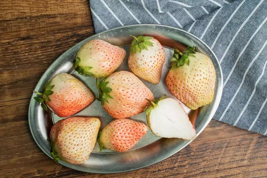 一下子吃了很多草莓,一下子吃了300g草莓