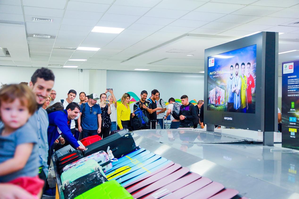 别老盯着各路球星，TCL把美洲杯足球赛的激情带到了机场