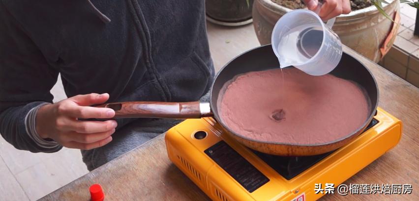 自己动手做出蜡笔小新同款鲷鱼烧，豆沙丝滑甜软，表皮蛋香浓郁