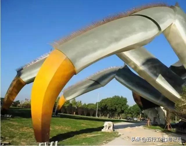 盘点那些建在奇葩地方的建筑,中国奇葩建筑大盘点